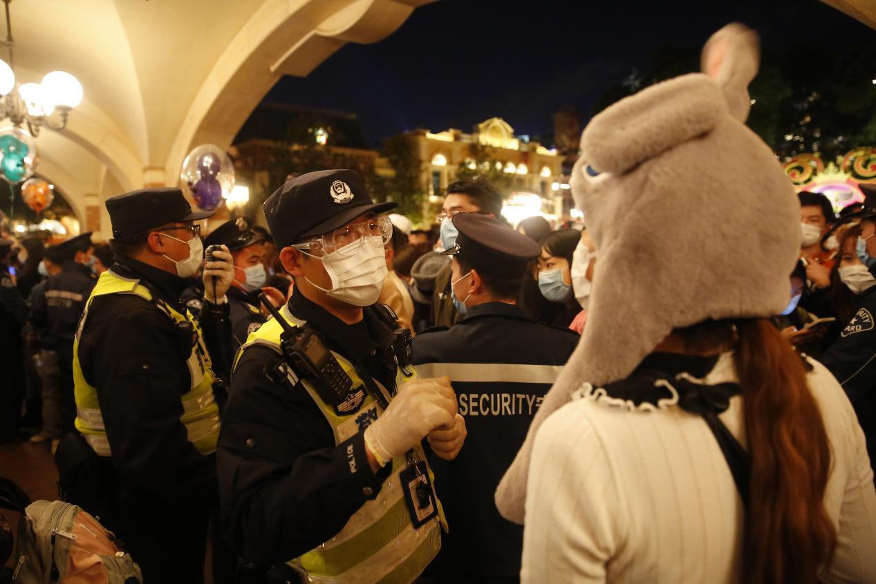 小迪(上海迪士尼“小迪警官”：昨晚烟花照亮夜空，我们负责守护“童话)