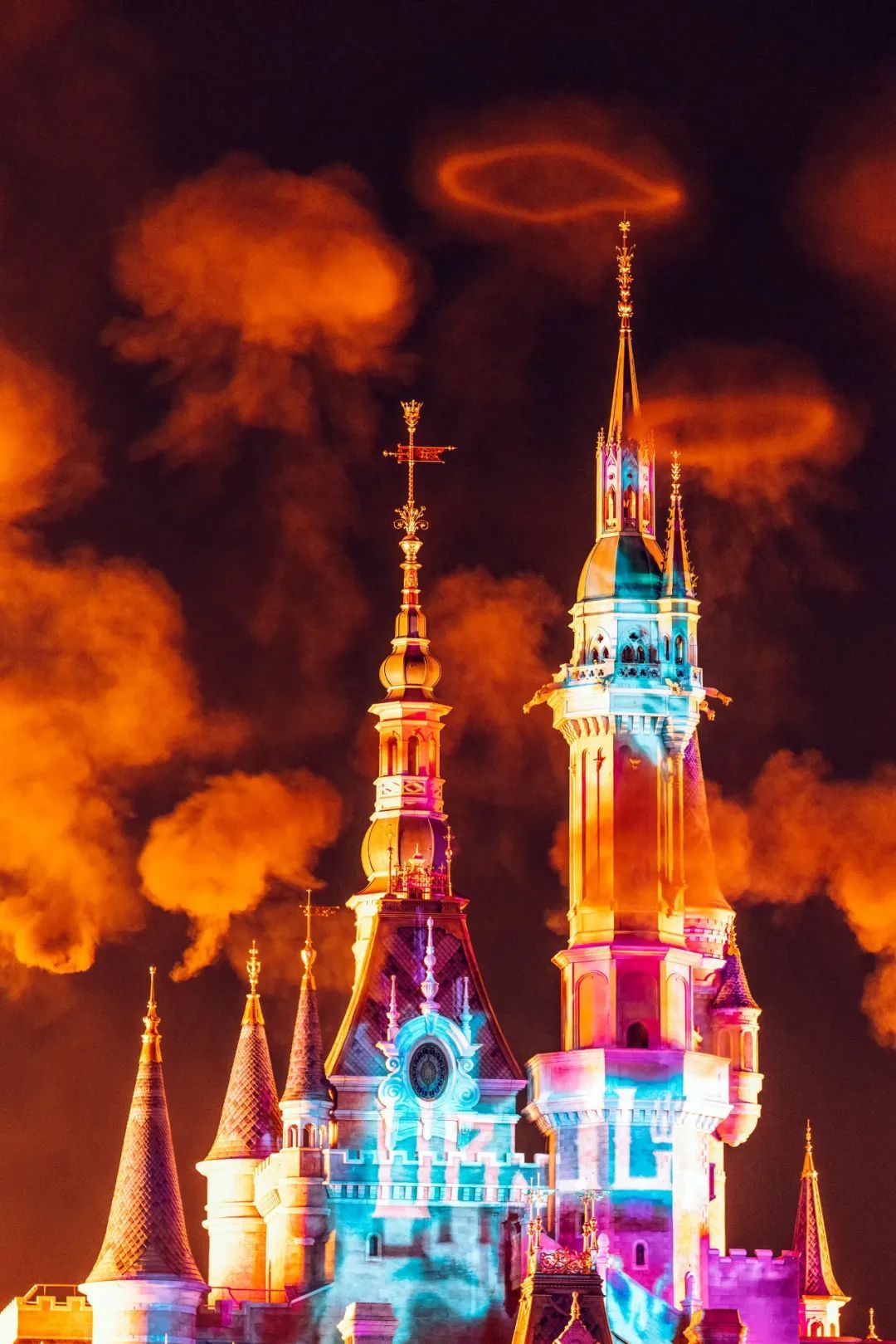 摄影师亲历上海迪士尼不眠夜，璀璨烟花下发生了什么……▸影像◂