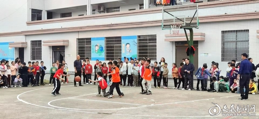 篮球比赛报道多少字(迎“篮”而上 放飞梦想——涟源市斗笠山镇中心小学举行首届篮球比赛)