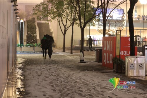 北京迎今冬初雪 行人踏雪赏景