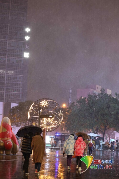北京迎今冬初雪 行人踏雪赏景
