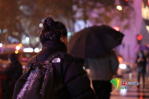 北京迎今冬初雪 行人踏雪赏景