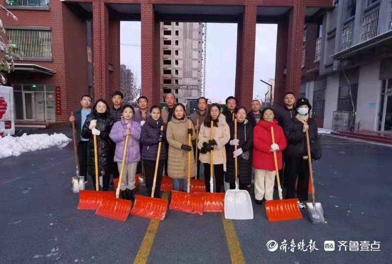 东昌府区启明小学教职工提前清扫校园积雪(图1)