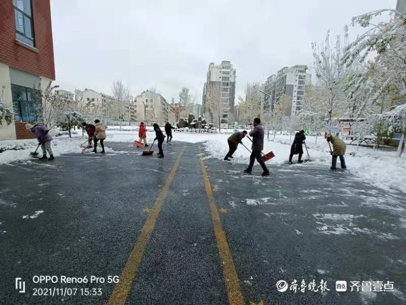 东昌府区启明小学教职工提前清扫校园积雪(图2)