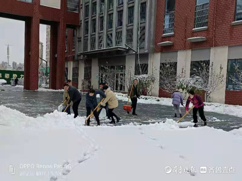 东昌府区启明小学教职工提前清扫校园积雪(图4)