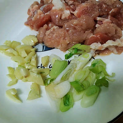 肉炒青椒的家常做法(鲜味无敌的青椒炒肉片)
