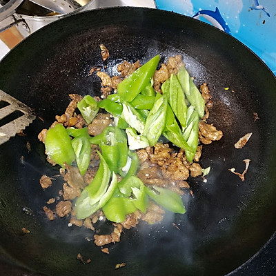 肉炒青椒的家常做法(鲜味无敌的青椒炒肉片)