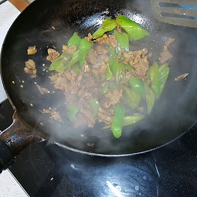 肉炒青椒的家常做法(鲜味无敌的青椒炒肉片)