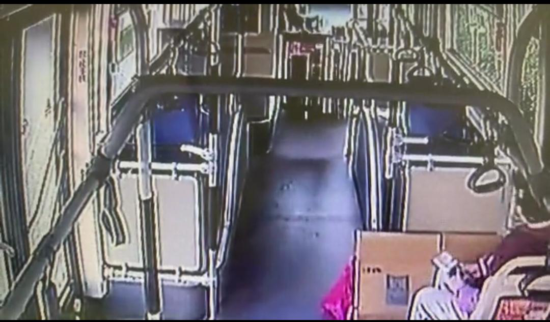 一捡废品的老人担心给座椅坐脏 上车不坐座位坐台阶