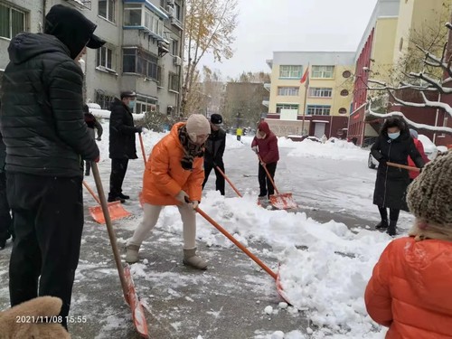 应昌小学：风雪弥漫处，扫雪暖人心