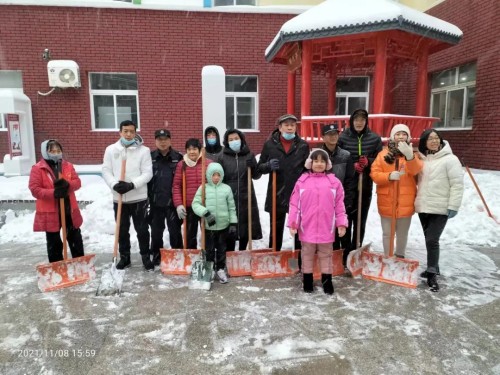 应昌小学：风雪弥漫处，扫雪暖人心