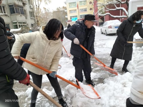 应昌小学：风雪弥漫处，扫雪暖人心