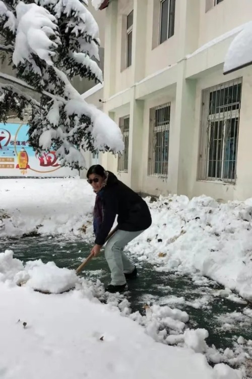 应昌小学：风雪弥漫处，扫雪暖人心