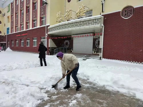 应昌小学：风雪弥漫处，扫雪暖人心