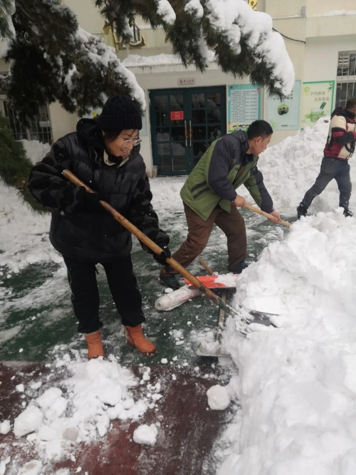 应昌小学：风雪弥漫处，扫雪暖人心