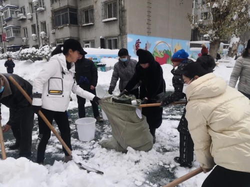 应昌小学：风雪弥漫处，扫雪暖人心