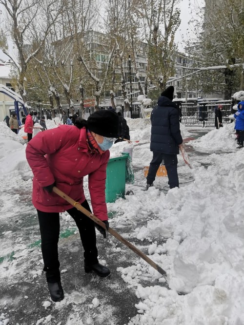 应昌小学：风雪弥漫处，扫雪暖人心