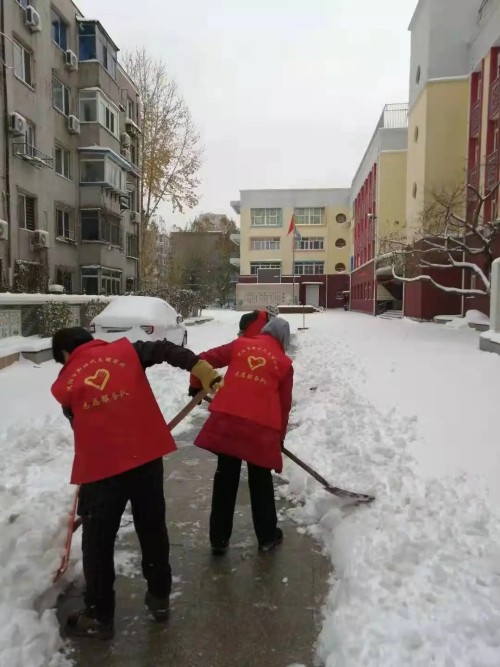 应昌小学：风雪弥漫处，扫雪暖人心