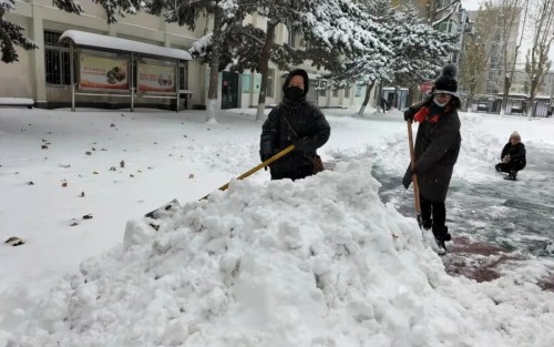 应昌小学：风雪弥漫处，扫雪暖人心