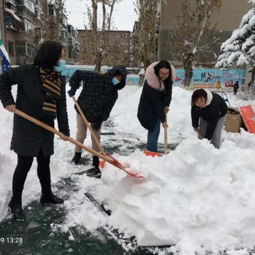 应昌小学：风雪弥漫处，扫雪暖人心