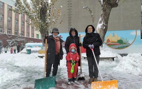 应昌小学：风雪弥漫处，扫雪暖人心