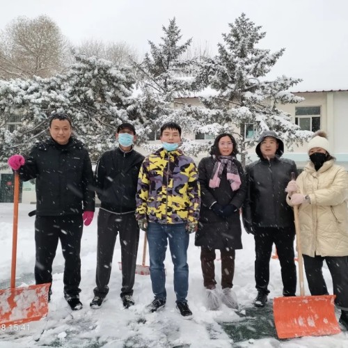 应昌小学：风雪弥漫处，扫雪暖人心