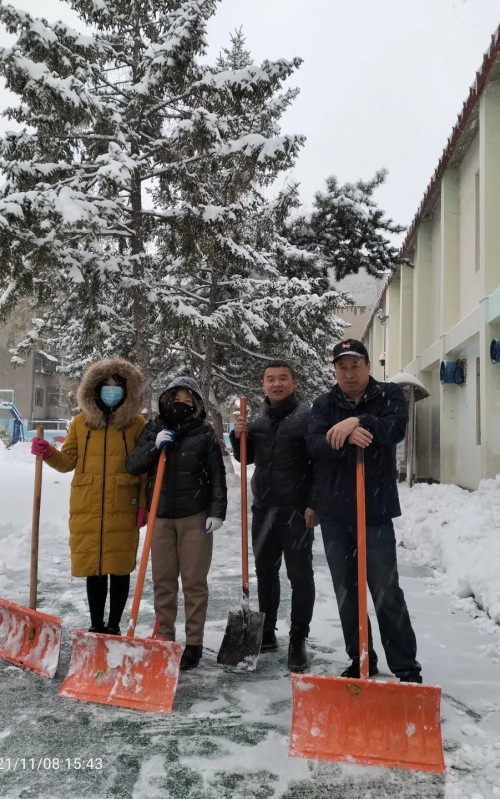 应昌小学：风雪弥漫处，扫雪暖人心