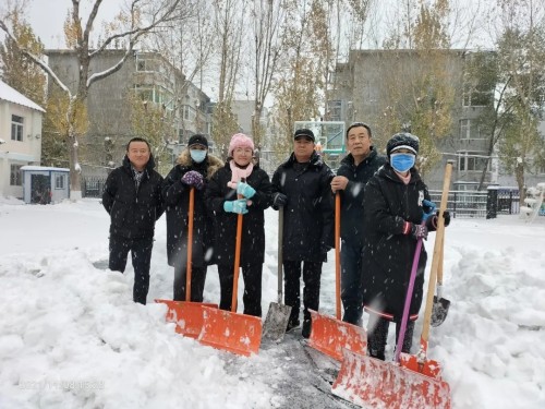 应昌小学：风雪弥漫处，扫雪暖人心