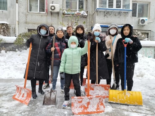 应昌小学：风雪弥漫处，扫雪暖人心