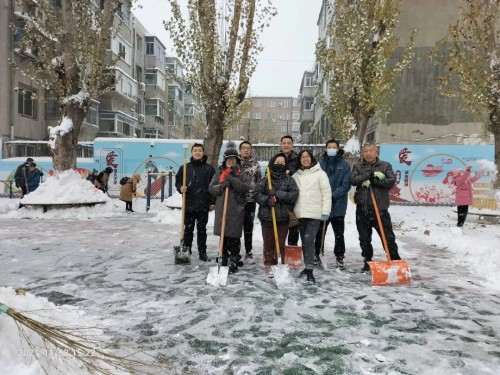 应昌小学：风雪弥漫处，扫雪暖人心