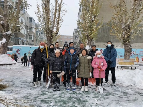 应昌小学：风雪弥漫处，扫雪暖人心