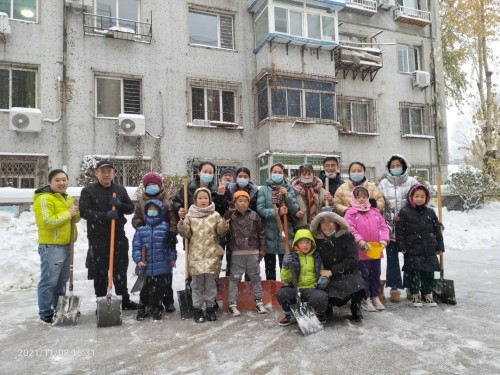 应昌小学：风雪弥漫处，扫雪暖人心