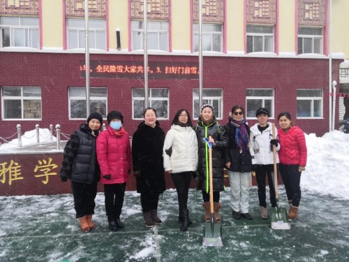 应昌小学：风雪弥漫处，扫雪暖人心