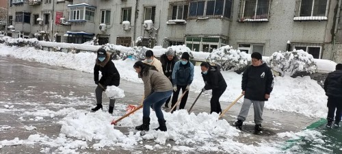 应昌小学：风雪弥漫处，扫雪暖人心