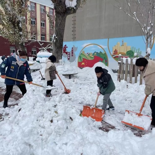 应昌小学：风雪弥漫处，扫雪暖人心