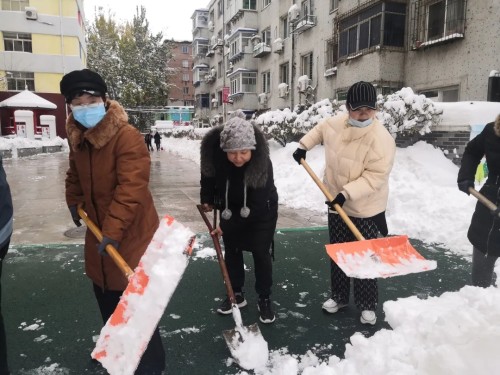 应昌小学：风雪弥漫处，扫雪暖人心