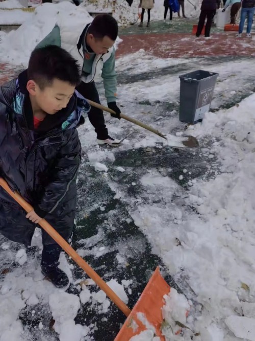 应昌小学：风雪弥漫处，扫雪暖人心