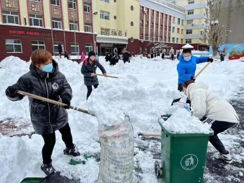 应昌小学：风雪弥漫处，扫雪暖人心