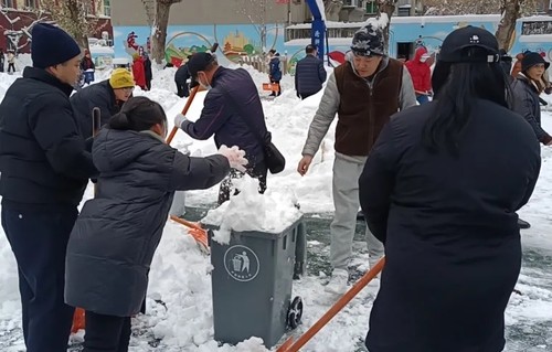 应昌小学：风雪弥漫处，扫雪暖人心