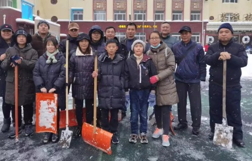 应昌小学：风雪弥漫处，扫雪暖人心