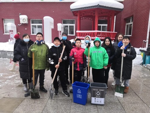 应昌小学：风雪弥漫处，扫雪暖人心