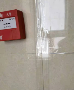 3·15在行动丨单元楼大厅瓷砖裂缝频现、电梯频坏......青岛建邦听海小区建泰物业不作为急坏业主