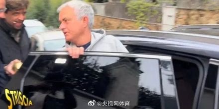 金貘奖(近7场仅1胜！穆帅被颁发金貘奖 拒绝领奖上车就跑)