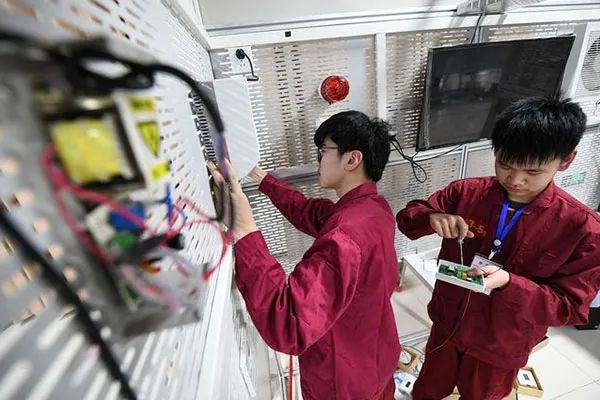 未来：中国将拥有“两个高考”，中职生突围，上职校如何改变命运？