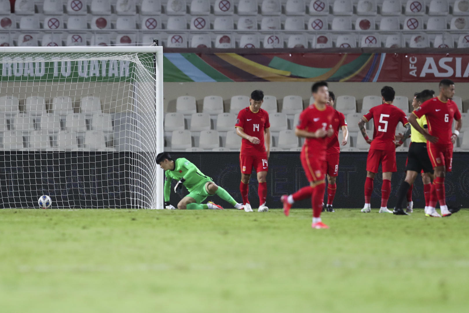 世预赛国足vs阿曼（换下“全场最佳”洛国富，国足被阿曼1比1逼平错失好局）