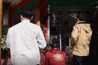 生命真顽强!饭店水泥地面长出近3米高的“辣椒树”
