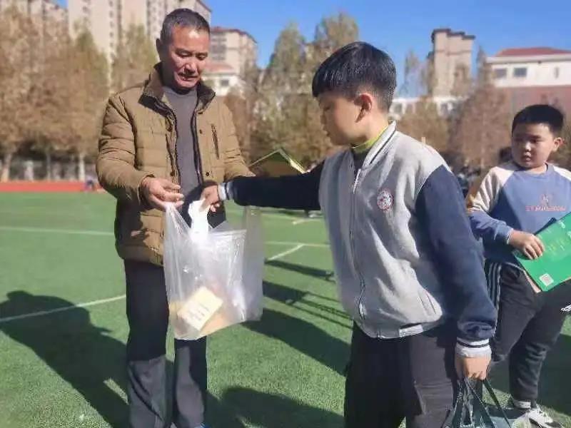 减负不减欢乐！济南市高新区彩虹湖小学第一届“淘宝节”开幕