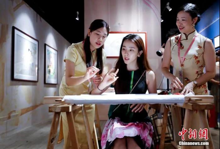 东西问丨白芳：广绣为何被称为“中国给西方的礼物”？