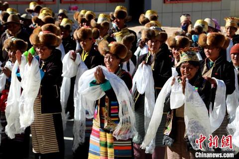 西藏琼结民众收到来自中央代表团的“礼物”