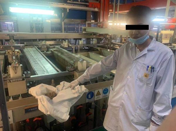 携带丝袜进生产车间，夜班员工偷液“炼金”获利10余万元